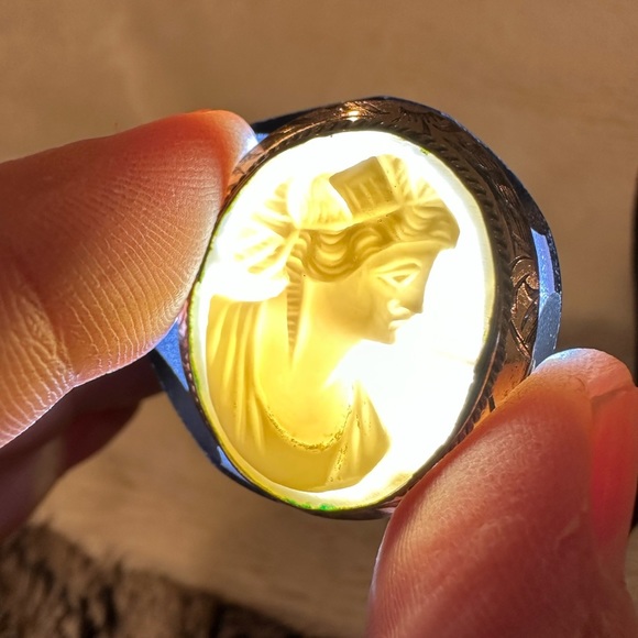 CAMEO brooch pendant, antique, blush pink, gold colored etched edges, and ivory - Picture 2 of 11